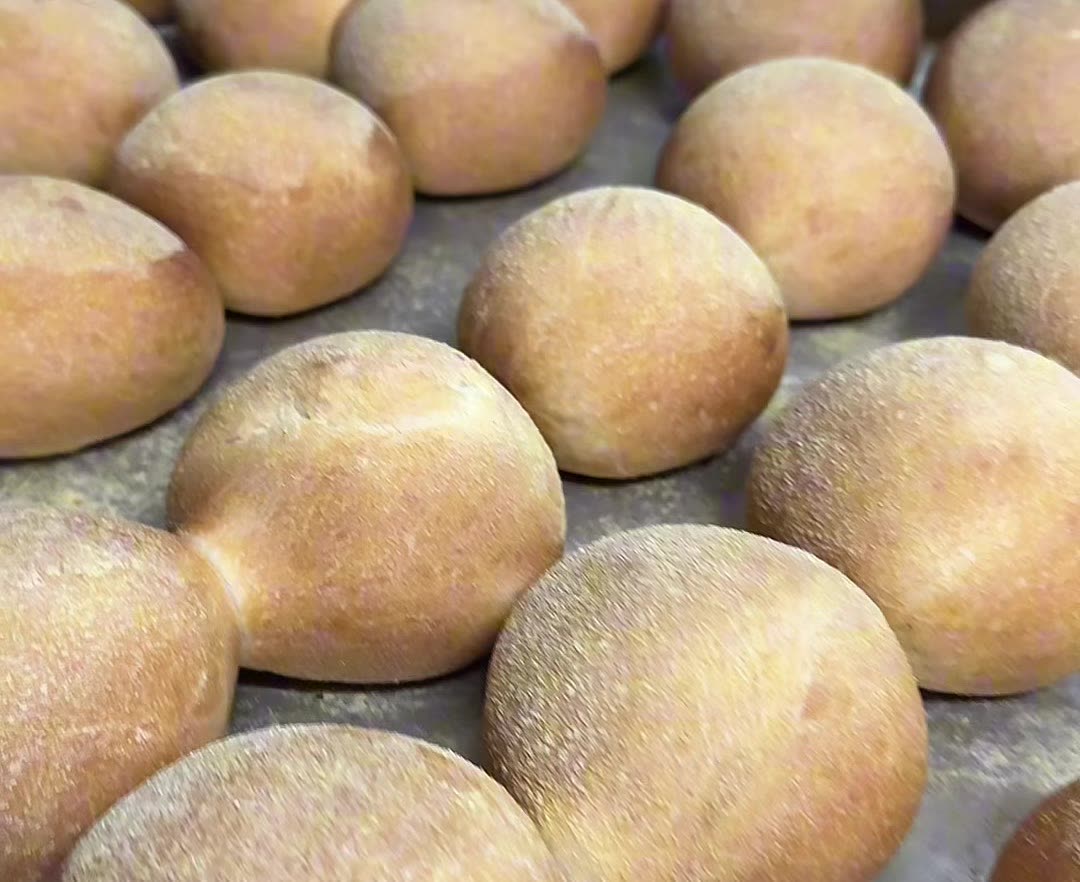 Pães assados na bandeja
