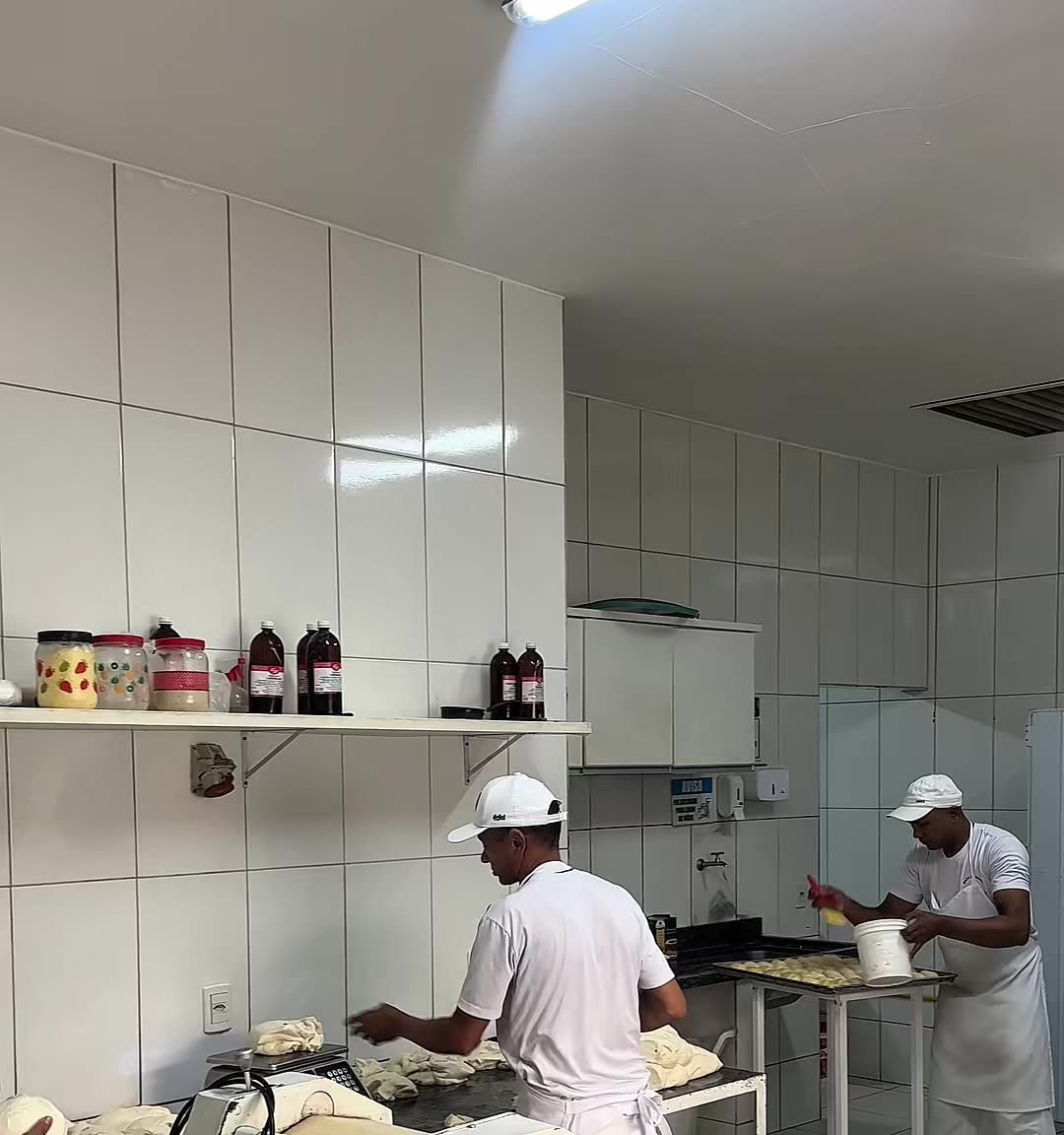 Equipe da MA Café da Manhã preparando os pães na cozinha